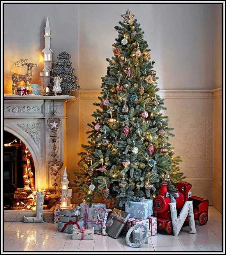 Weihnachtsbaum Mit Beleuchtung Und Deko